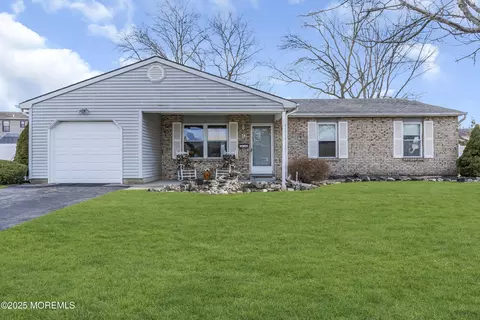 9 Woodmere Ct, Barnegat, NJ 08005