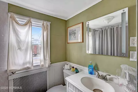 Bath - 259 Matawan Ave, Matawan, NJ 07747 photo 2 of 2