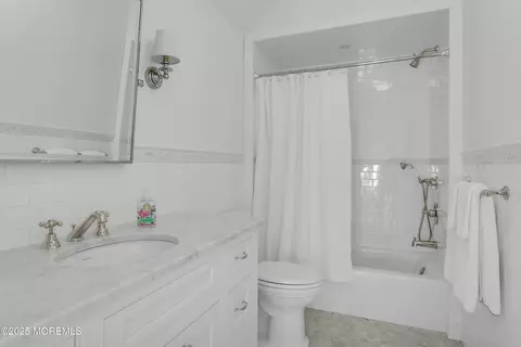 Bath - 47 Bellevue Ave, Rumson, NJ 07760 photo 5 of 9