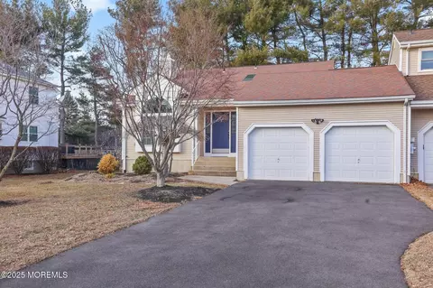 3 Baytree Cir, Middletown, NJ 07748