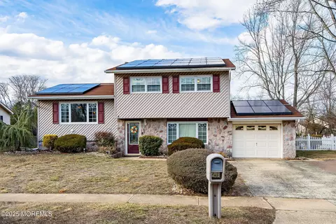 9 Rhode Island Dr, Jackson, NJ 08527
