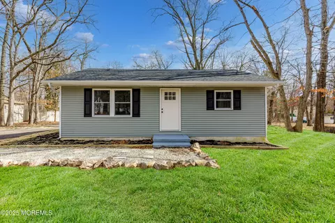 9 W Caines Dr, Cream Ridge, NJ 08514