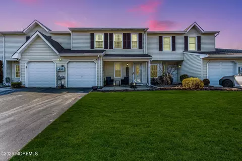5 Breakwater Sq Sq, Freehold, NJ 07728