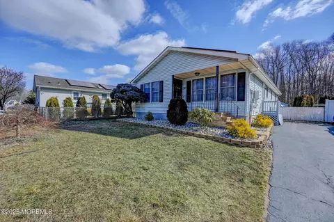 30 Brookview Ln, Manalapan, NJ 07726