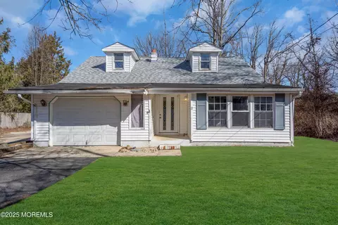 2 Helen St, New Egypt, NJ 08533