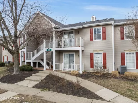 2 Players Cir, Tinton Falls, NJ 07724