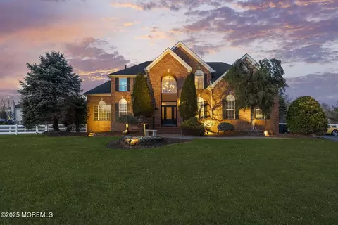5 Lowery Ln, Marlboro, NJ 07746