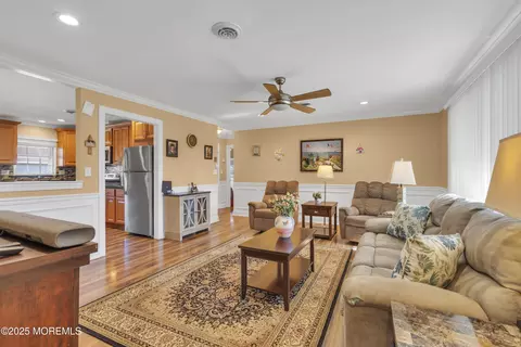 51 Cambridge Cir # B, Manchester, NJ 08759