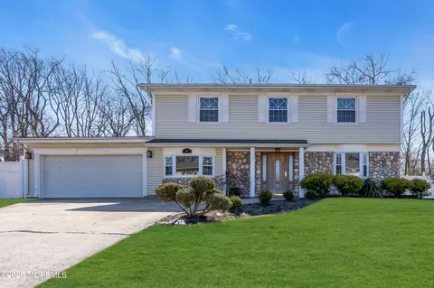 19 Meadowbrook Dr, Howell, NJ 07731