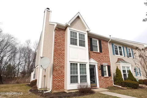 17 Beaumont Ct, Tinton Falls, NJ 07724