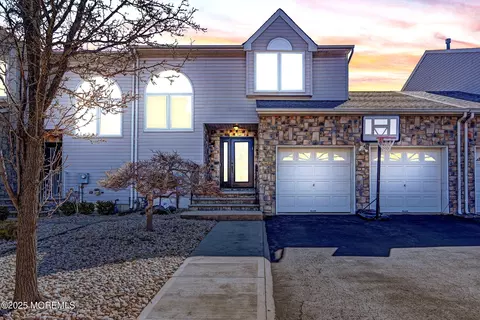 17 Barn Swallow Blvd, Marlboro, NJ 07746