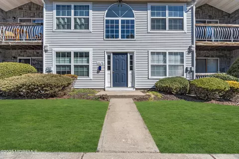 16 Diane Dr, Tinton Falls, NJ 07753