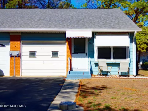 28 Monticello Dr #B, Whiting, NJ 08759