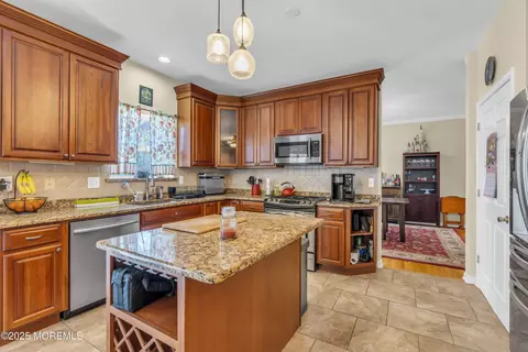 7 Highland Dr, Jackson, NJ 08527
