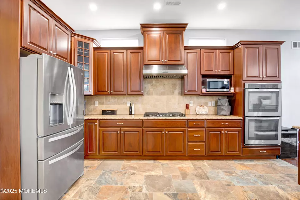 Kitchen - 17 Legacy Ct, Freehold, NJ 07728 photo 2 of 3