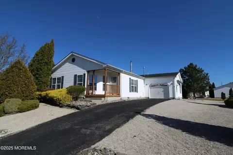 9 Interlaken Ave, Manahawkin, NJ 08050