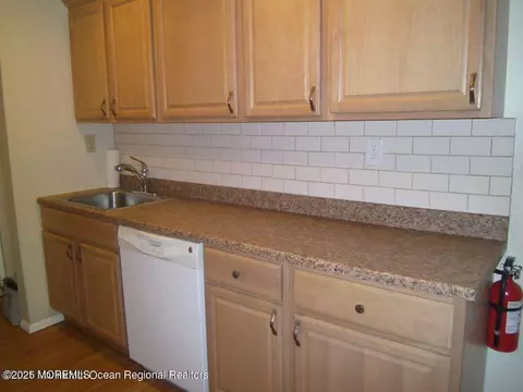 26 Meadow Green Cir #B, Manalapan, NJ 07726