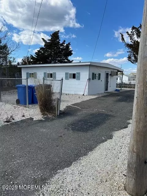 16 Mary Alice Rd, Beach Haven West, NJ 08050