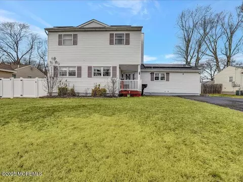 4 Knoll Ter, Hazlet, NJ 07730