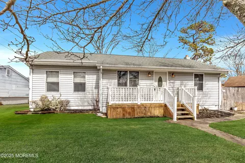 176 Walnut Creek Ln, Toms River, NJ 08753