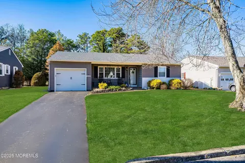 26 Sherwood Ln, Toms River, NJ 08757