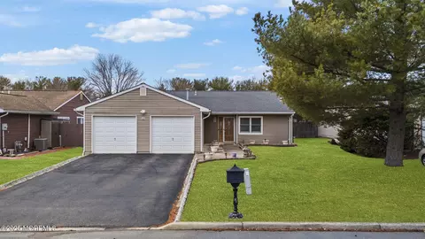 49 Scenic Dr, Freehold, NJ 07728