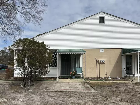 18 Crestwood Pkwy # -B, Whiting, NJ 08759