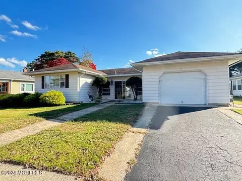 11 Pebble Beach Ct, Toms River, NJ 08757