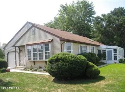 10 Ashley Dr, Whiting, NJ 08759