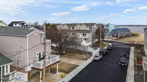 10 Central Ave, Highlands, NJ 07732