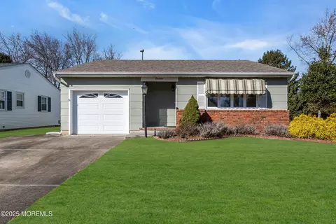 18 Ely Ct, Toms River, NJ 08757