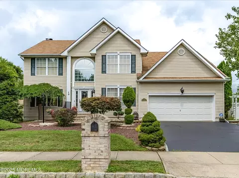 10 Heritage Dr, Englishtown, NJ 07726
