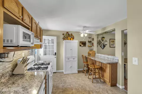 Kitchen - 49 Primrose Ln, Brick, NJ 08724 photo 4 of 4