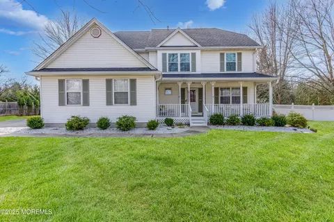 17 E Scarlet Oak Ct, Jackson, NJ 08527