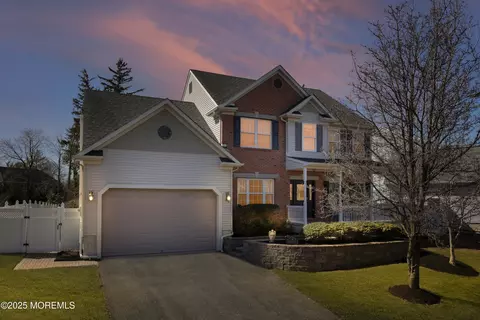 8 Oak Leaf Dr, Belford, NJ 07718