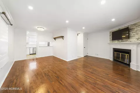 Living - 140 Aster Ct, Jackson, NJ 08527 photo 3 of 4