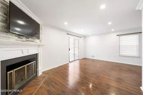 Living - 140 Aster Ct, Jackson, NJ 08527 photo 2 of 4