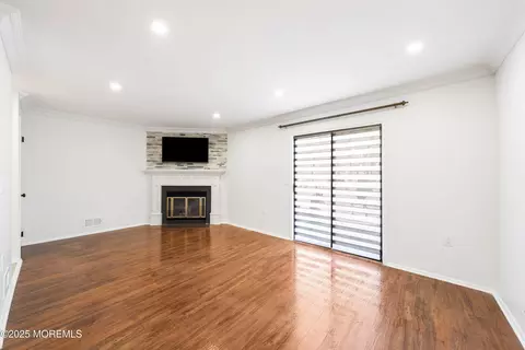 Living - 140 Aster Ct, Jackson, NJ 08527 photo 4 of 4