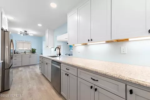 Kitchen - 13 Bayview Dr, Waretown, NJ 08758 photo 6 of 9