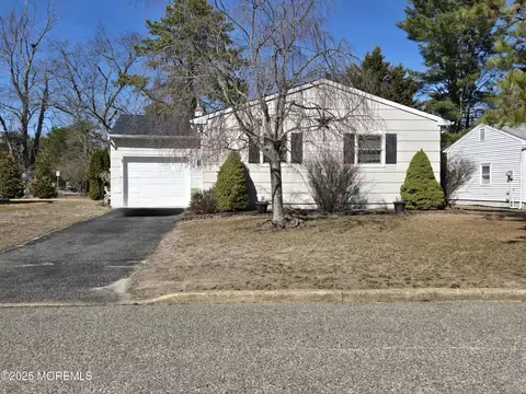 1046 Edgebrook Dr, Toms River, NJ 08757