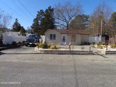 6 Spruce St, Waretown, NJ 08758