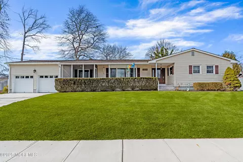 1806 Holbrook St, Oakhurst, NJ 07755