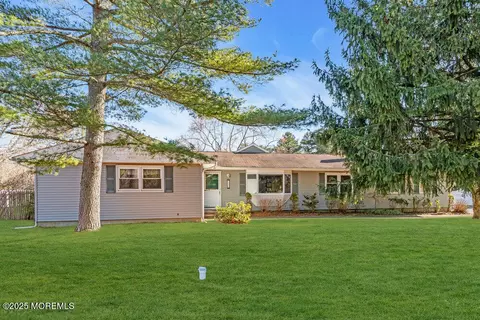 220 Edgemere Dr, Toms River, NJ 08755