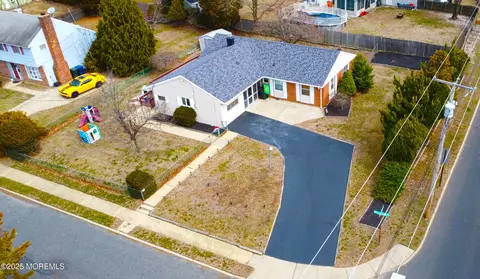 1 Peach Tree Rd, Oakhurst, NJ 07755