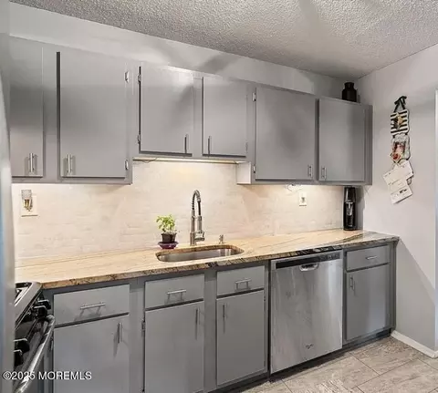 Kitchen - 609 Sequoia Ct, Jackson, NJ 08527 photo 2 of 2