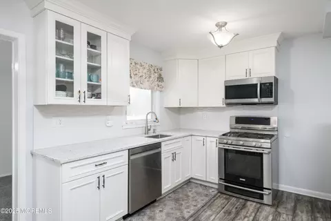 137 Princeton Pl, Belford, NJ 07718