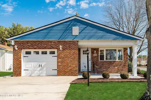 2 Balmoral Ct, Toms River, NJ 08757