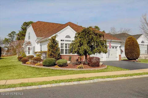 28 Arcadia Dr, Manchester, NJ 08759