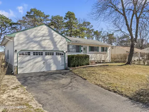 18 Easy St, Toms River, NJ 08757