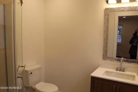 Bath - 8 Jericho Rd, Berkeley, NJ 08721 photo 1 of 5